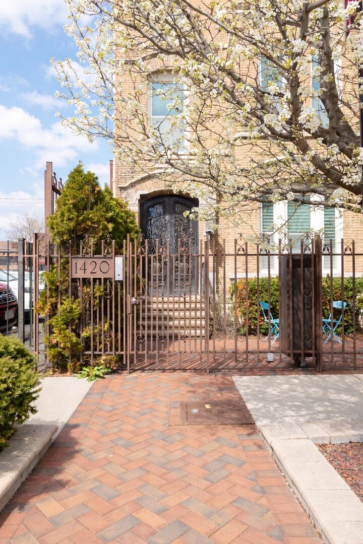 Property Photo: 1420 W Fulton Street IL 60607