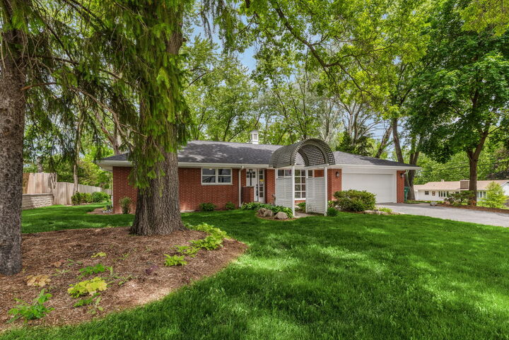 Property Photo:  1010 W Elm Street  IL 60067 