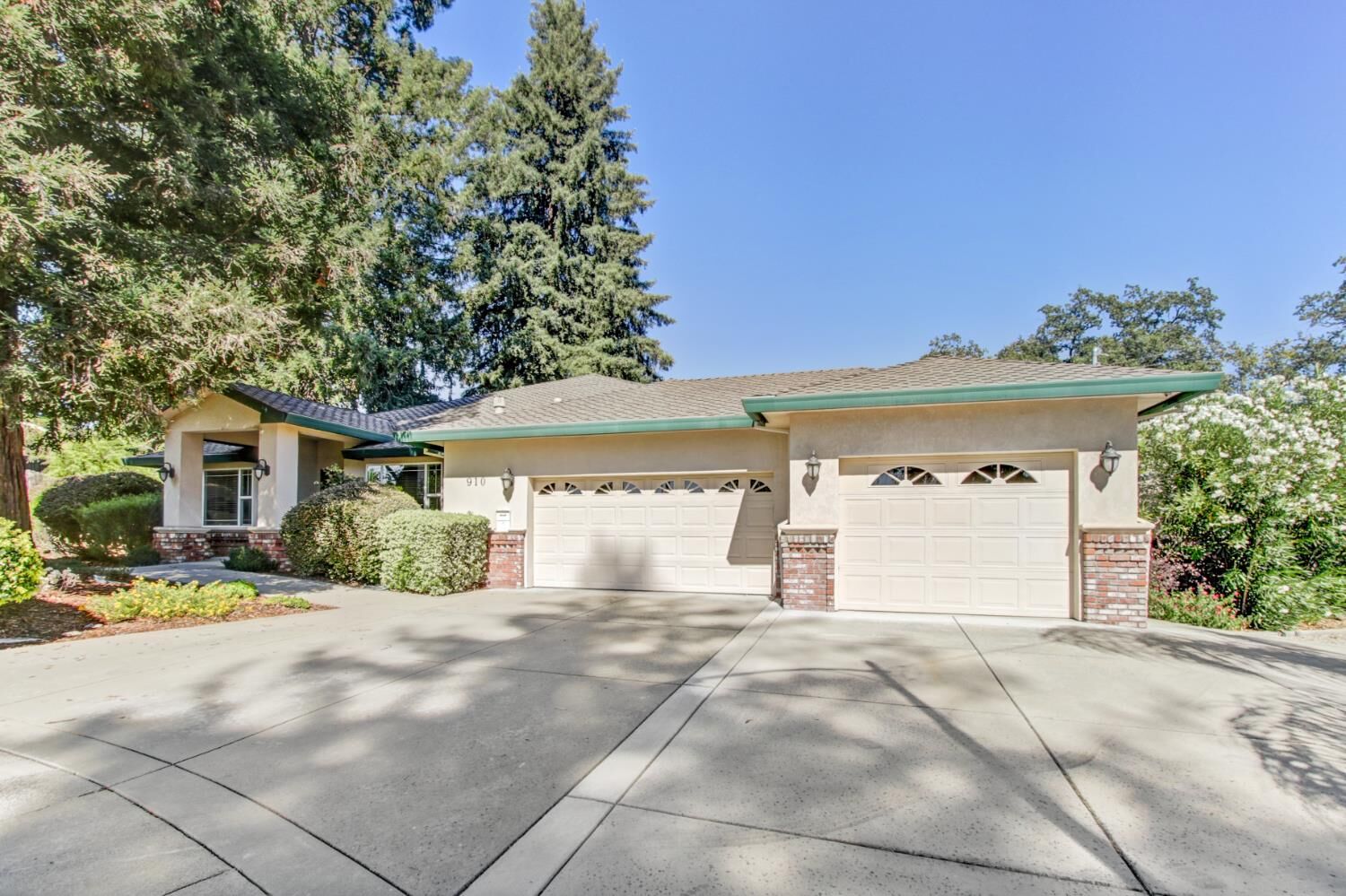 Property Photo: 910 Carol Ann Court CA 95661