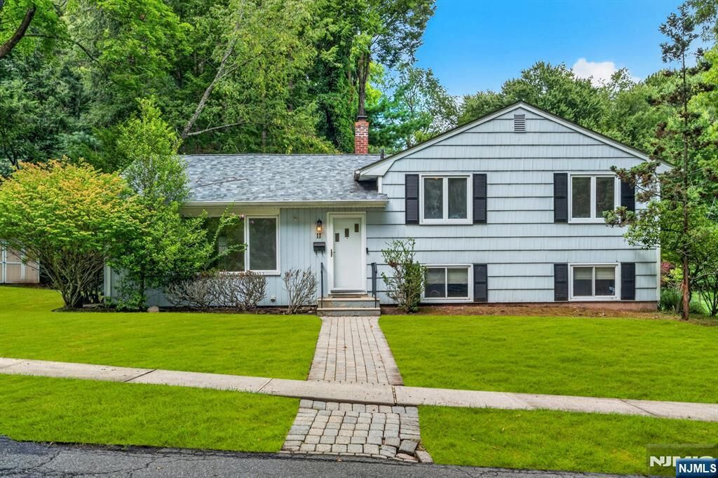 Property Photo:  11 Lockwood Lane  NJ 07624 