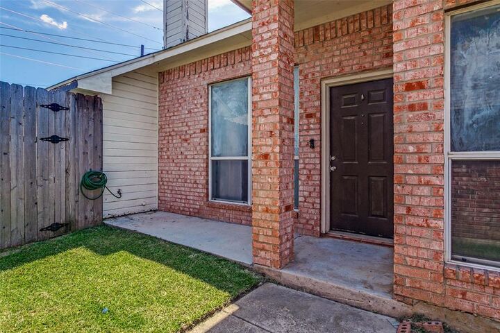 Property Photo: 1228 Falcon Trail TX 76021