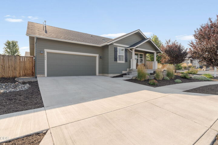 Property Photo:  320 NW 33rd Street  OR 97756 