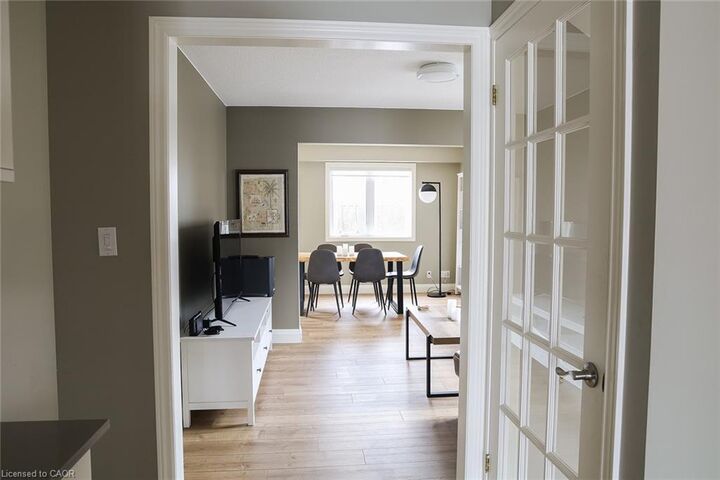 Property Photo:  406 Ferguson Avenue N  ON L8L 4Y7 