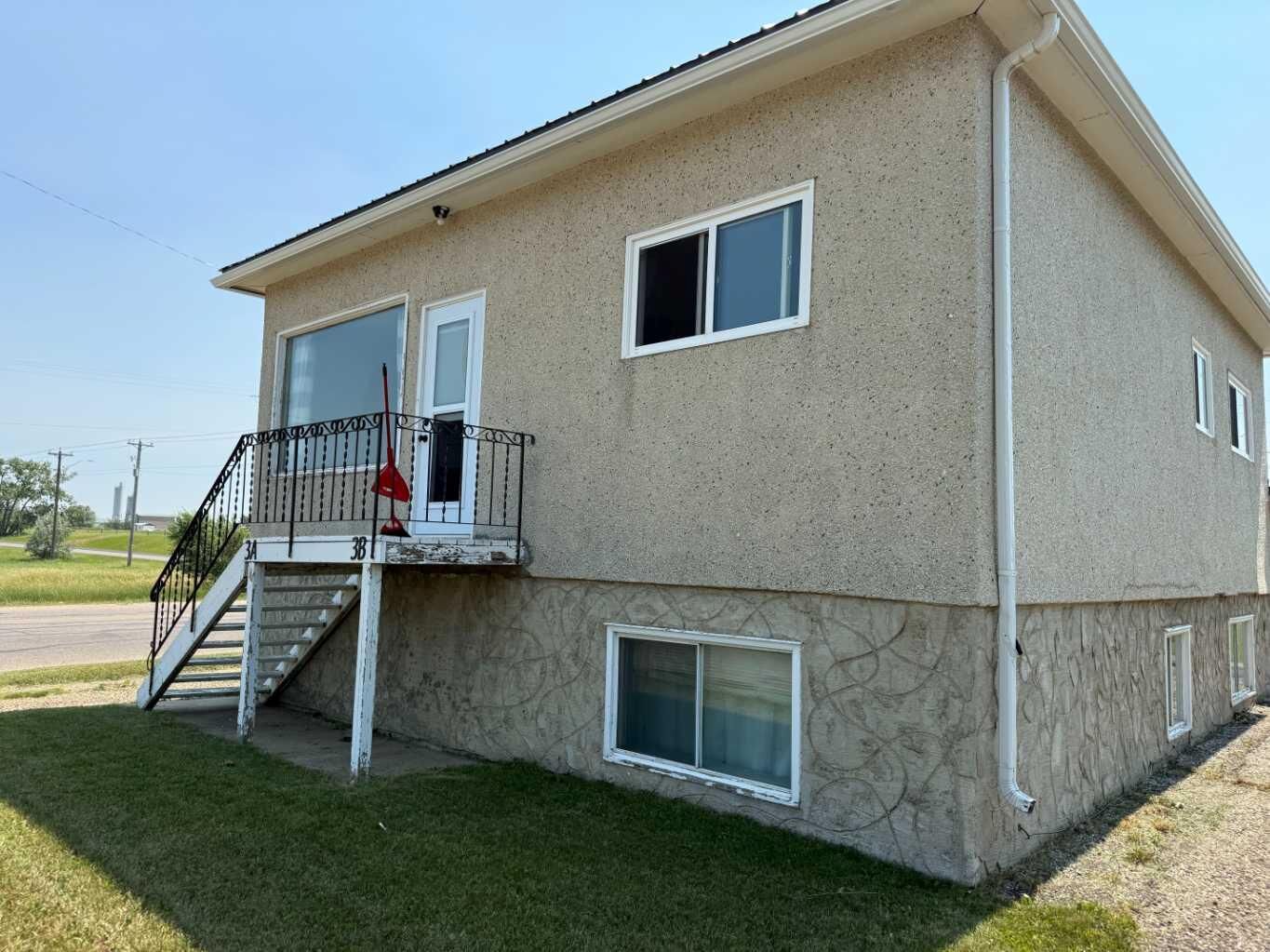 Property Photo: 3 Oak Avenue W AB T1R 0A3