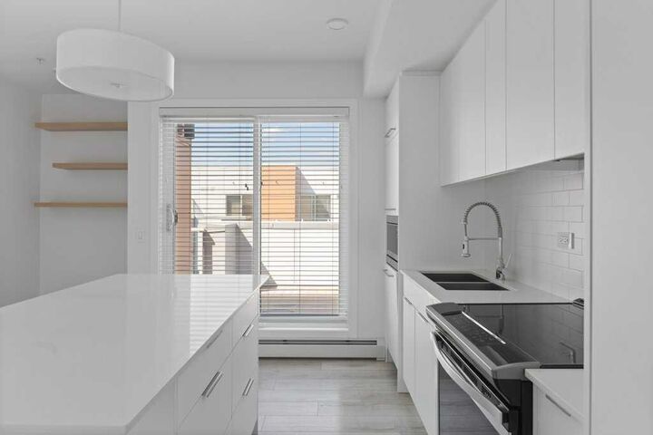 Property Photo: 3130 Thirsk Street NW 415 AB T3B 6H4