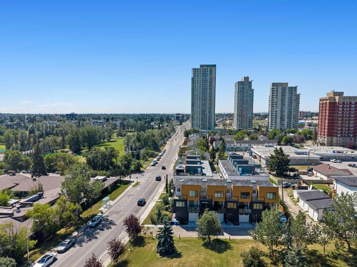 Property Photo: 3355 Spruce Drive SW 3 AB T3C 3A3