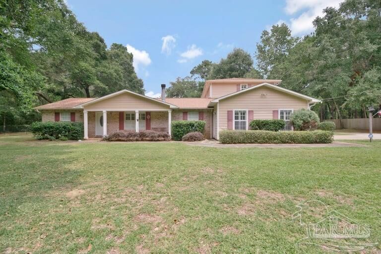 Property Photo: 6242 Foxglove Rd FL 32570