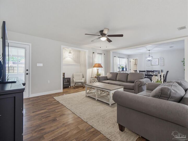 Property Photo: 5905 Stephanie Dr FL 32570