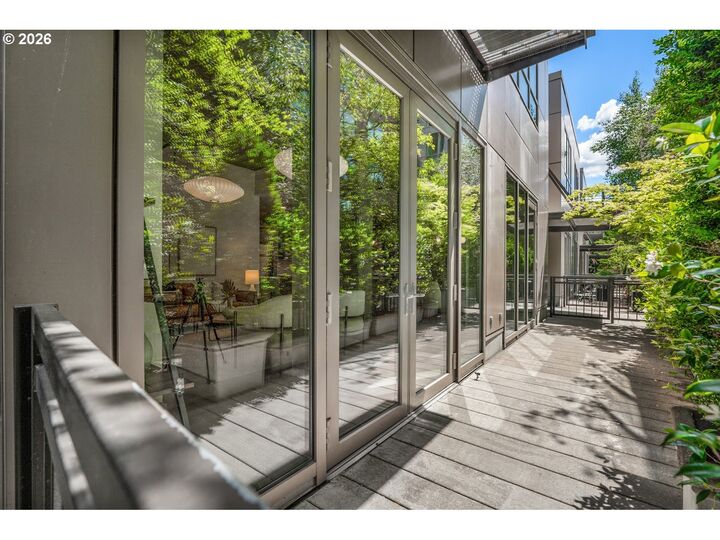 Property Photo:  922 NW 11th Ave 106  OR 97209 