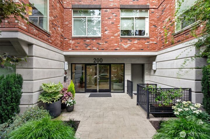 Property Photo: 200 W Comstock Street 102 WA 98119