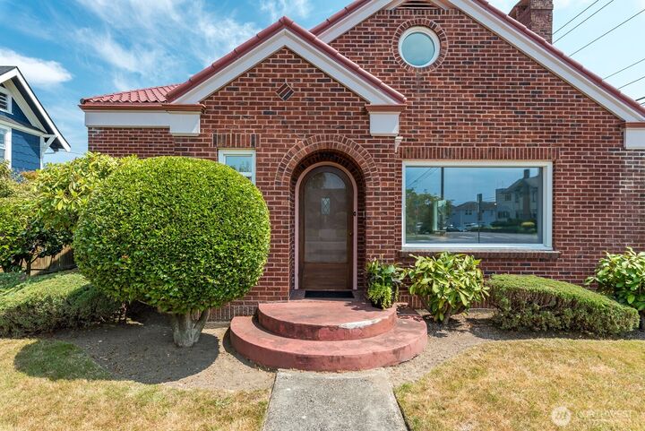Property Photo: 1831 Rucker Ave WA 98201