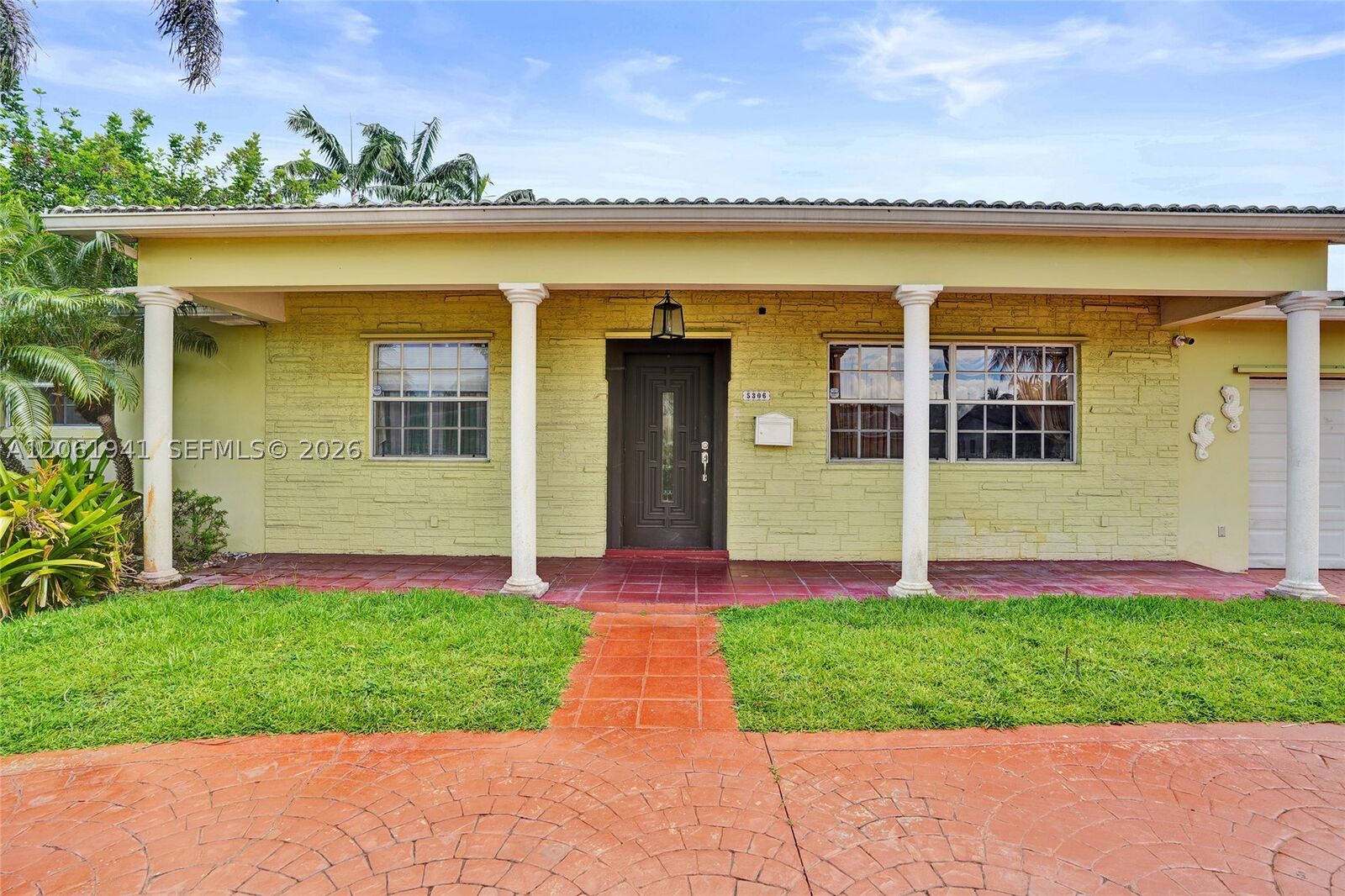 Property Photo: 5306 Roosevelt St FL 33021