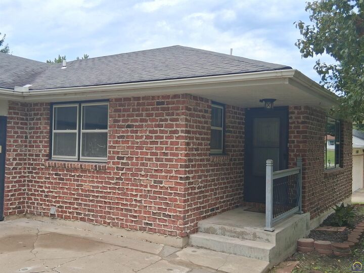Property Photo:  3713 SE Long St  KS 66609 