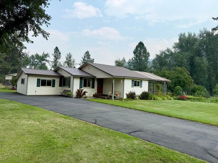 Property Photo:  11 Wall St  WA 99121 