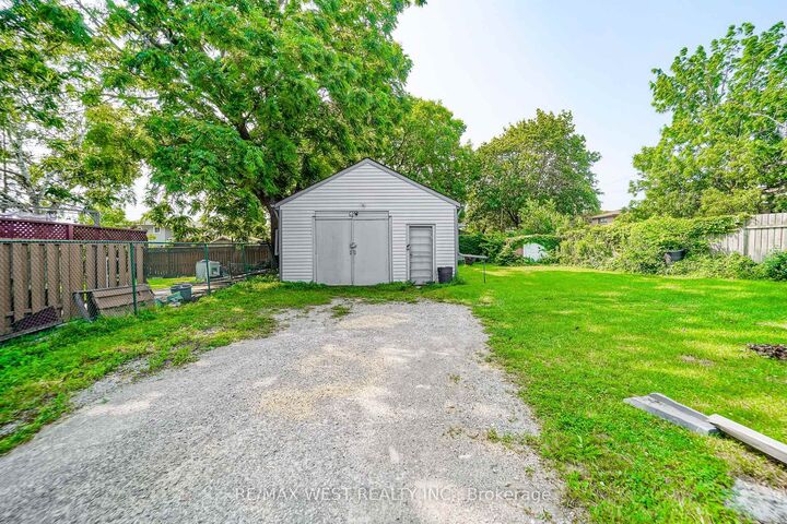 Property Photo: 489 Dean Avenue ON L1H 3E6