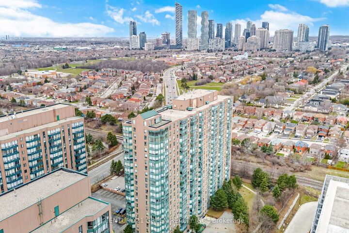 Property Photo: 135 Hillcrest Avenue 203 ON L5B 4B1