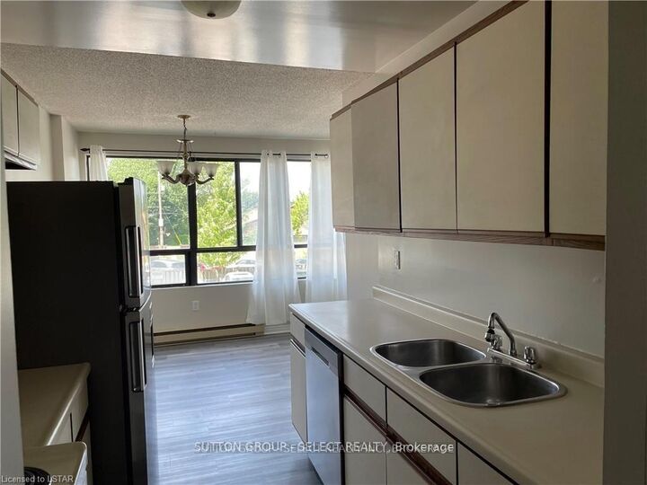 Property Photo: 135 Baseline Road 4 ON N6J 4W4