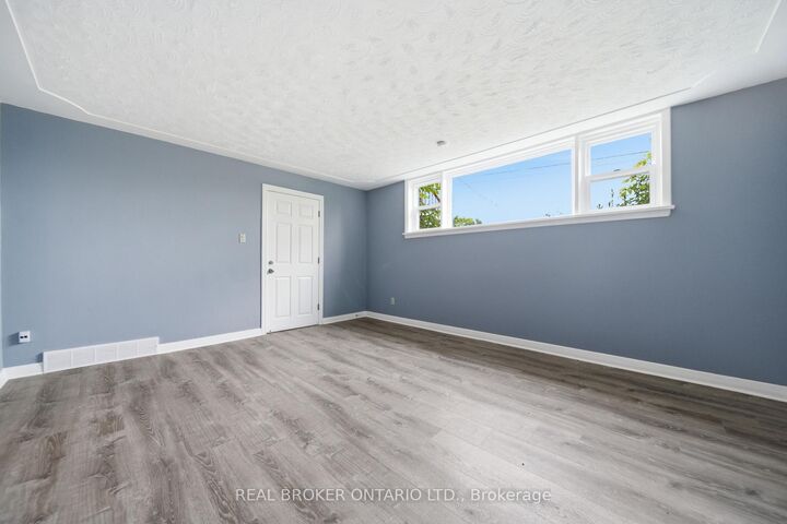 Property Photo:  293 Highland Road E C  ON N2M 3W6 