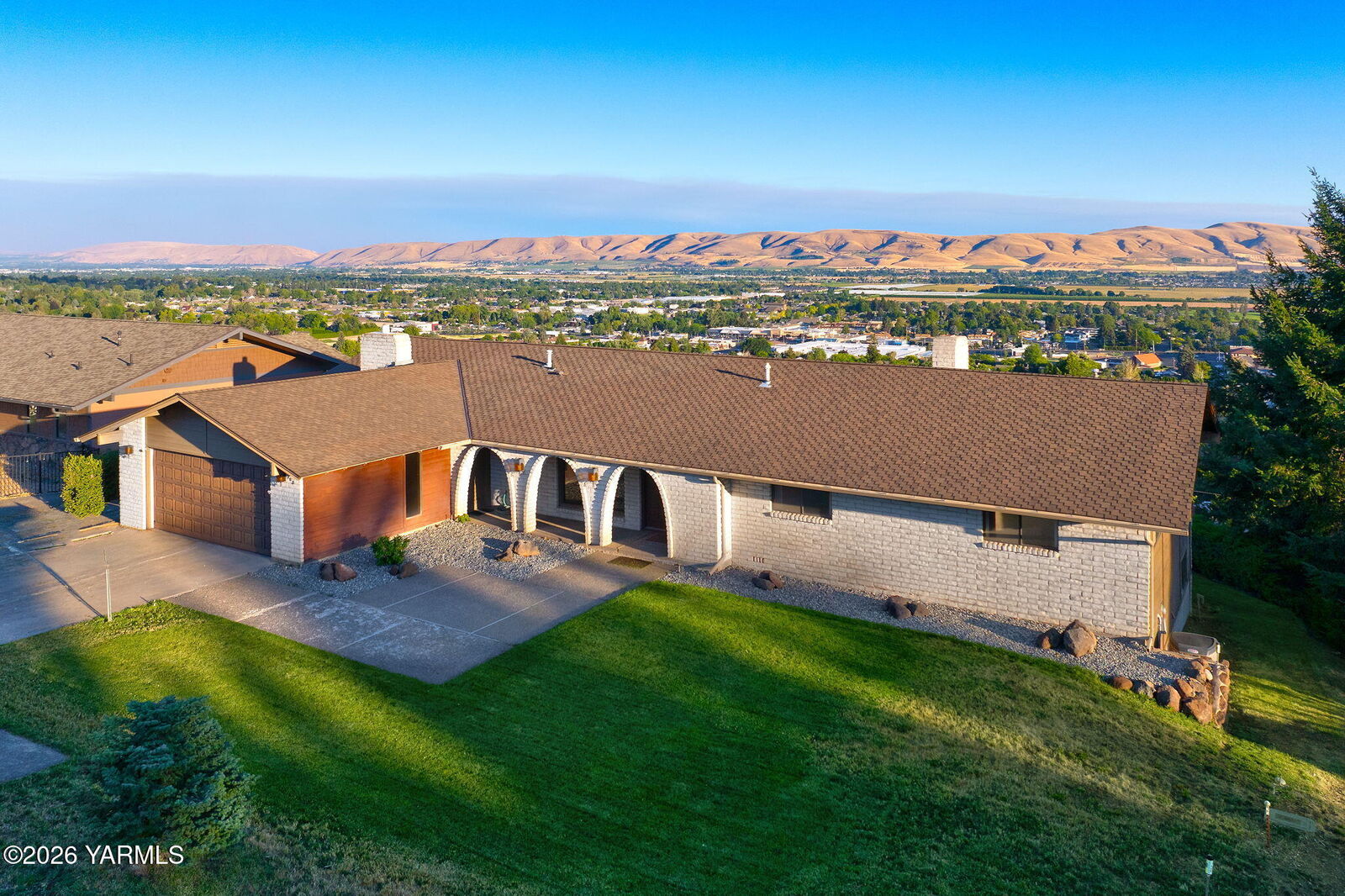 Property Photo: 708 Scenic Bluff Dr WA 98908