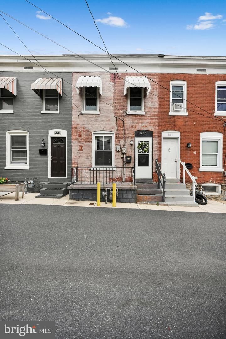 Property Photo:  585 Zook Avenue  PA 17602 