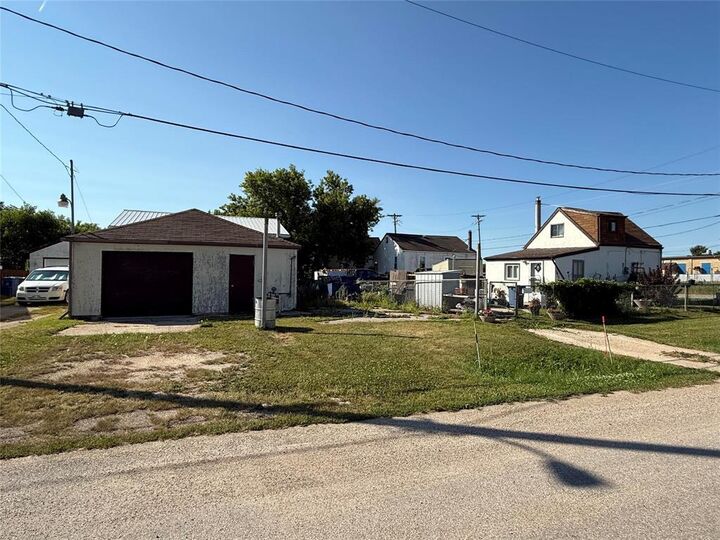 Property Photo:  652 McTavish Street  MB R2J 0E6 