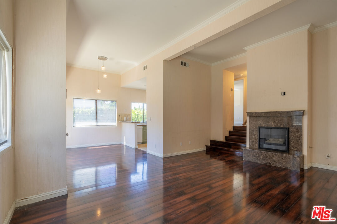 Property Photo:  18445 Hatteras St, Unit 504  CA 91356 
