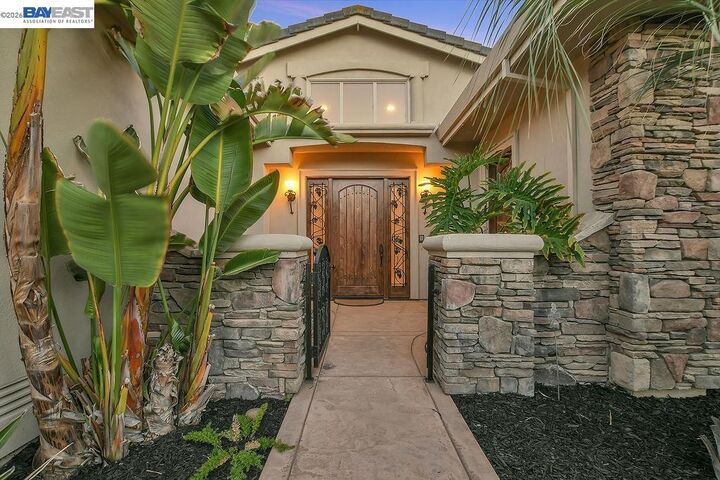 Property Photo: 5661 Oakmont Ct CA 94505