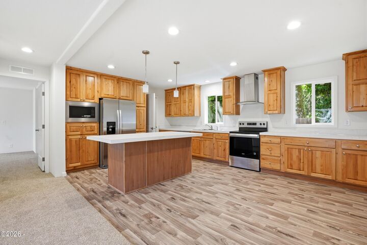Property Photo: 620 N Wayside Loop OR 97368