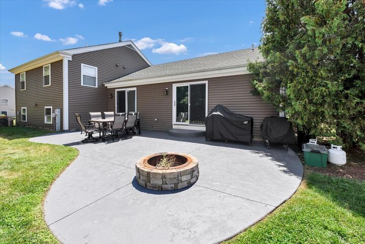 Property Photo: 700 Woodbine Lane IL 60152
