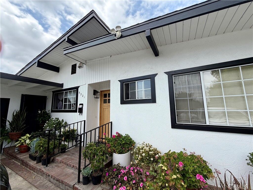 Property Photo: 9321 Stanwin Avenue CA 91331