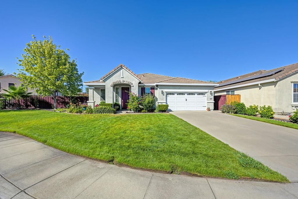 Property Photo: 106 Rossmere Court CA 95648