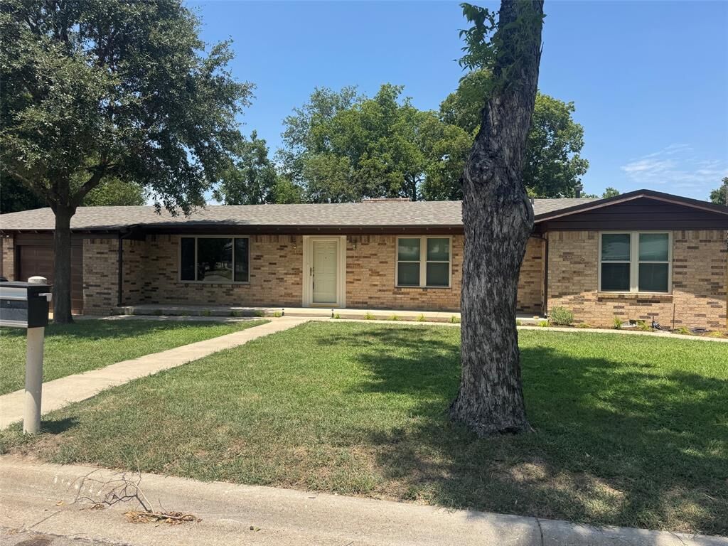 Property Photo:  9216 Raymond Avenue  TX 76108 