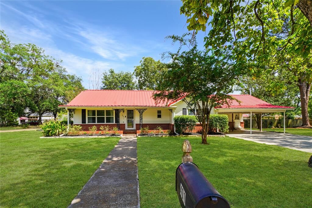 Property Photo:  401 S Mill Street  TX 75494 