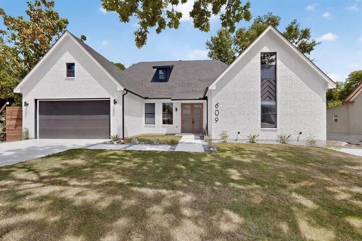 Property Photo:  609 E Grove Street  TX 75142 