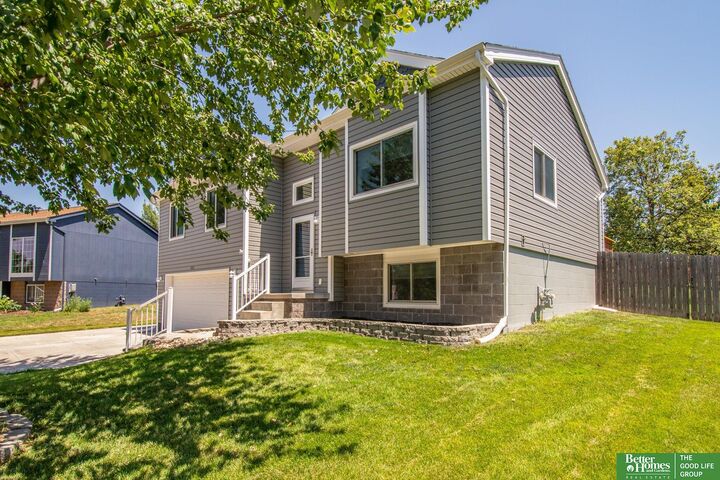 Property Photo:  807 Edgewater Drive  NE 68046 