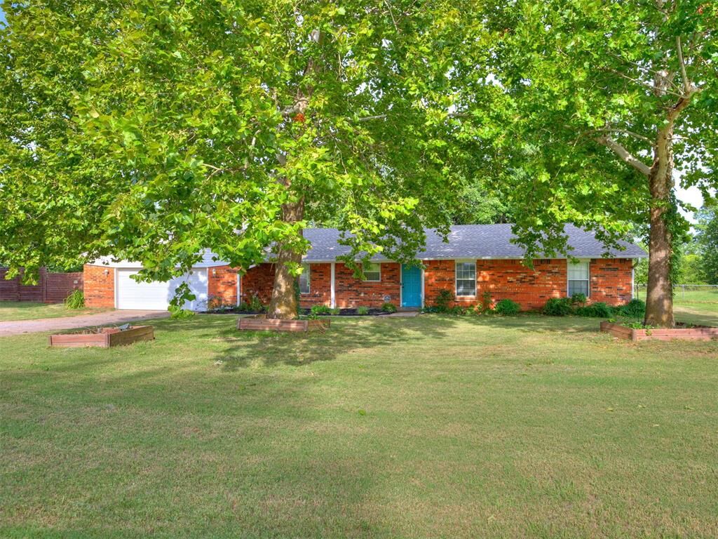 Property Photo: 1135 Mockingbird Circle OK 73020