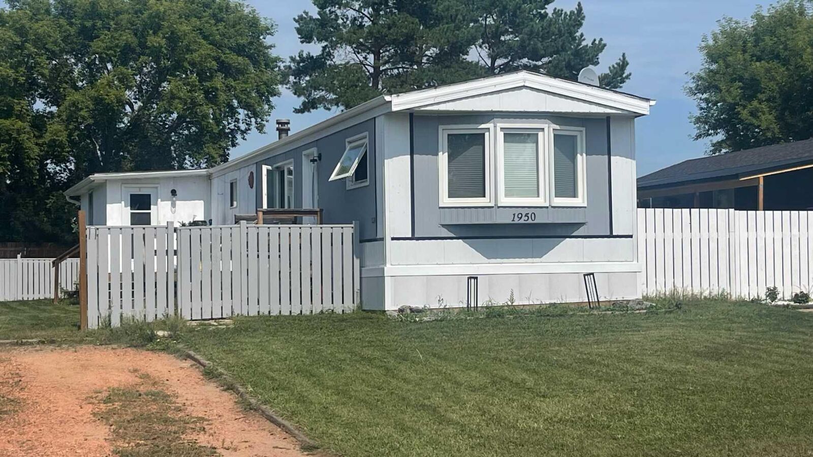 Property Photo: 1950 5 Avenue AB T9W 1H9