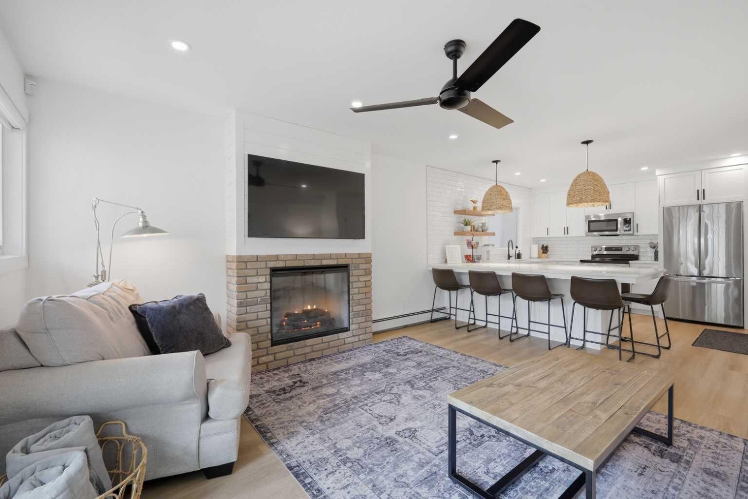 Property Photo:  4415 Lakeshore Drive #2  AB T4S 1C7 