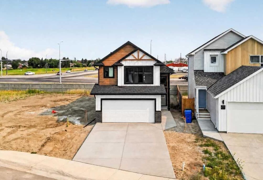 Property Photo:  4313 25 Avenue S  AB T1K 8K2 