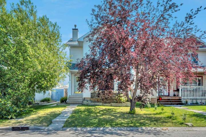 Property Photo:  118 Tarington Close NE  AB T3J 3V8 