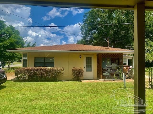 Property Photo: 5116 Seagull Dr FL 32571