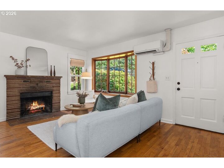 Property Photo: 1726 SE Reedway St OR 97202