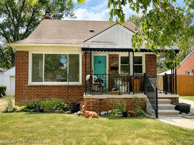 Property Photo:  11377 Fenton  MI 48239 