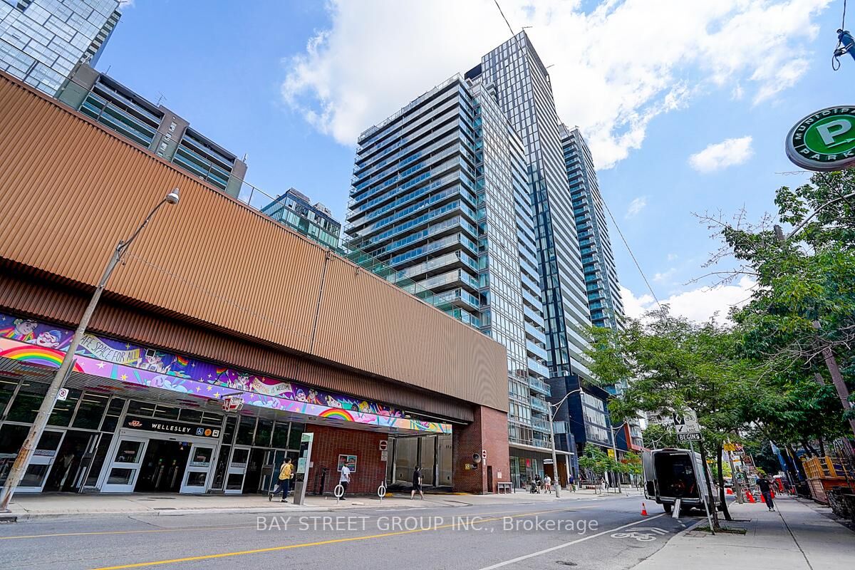 Property Photo: 28 Wellesley Street E 3107 ON M4Y 0C4