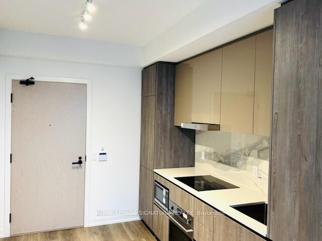 Property Photo:  8 Interchange Way 705  ON L4K 0R2 