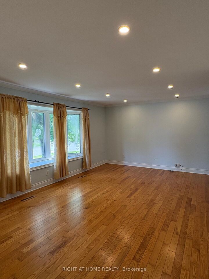 Property Photo: 58 Devins Drive Upper Level ON L4G 2Z1