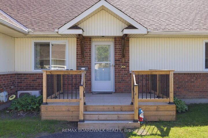 Property Photo:  206 Oak Leaf Private  ON K0A 2Z0 