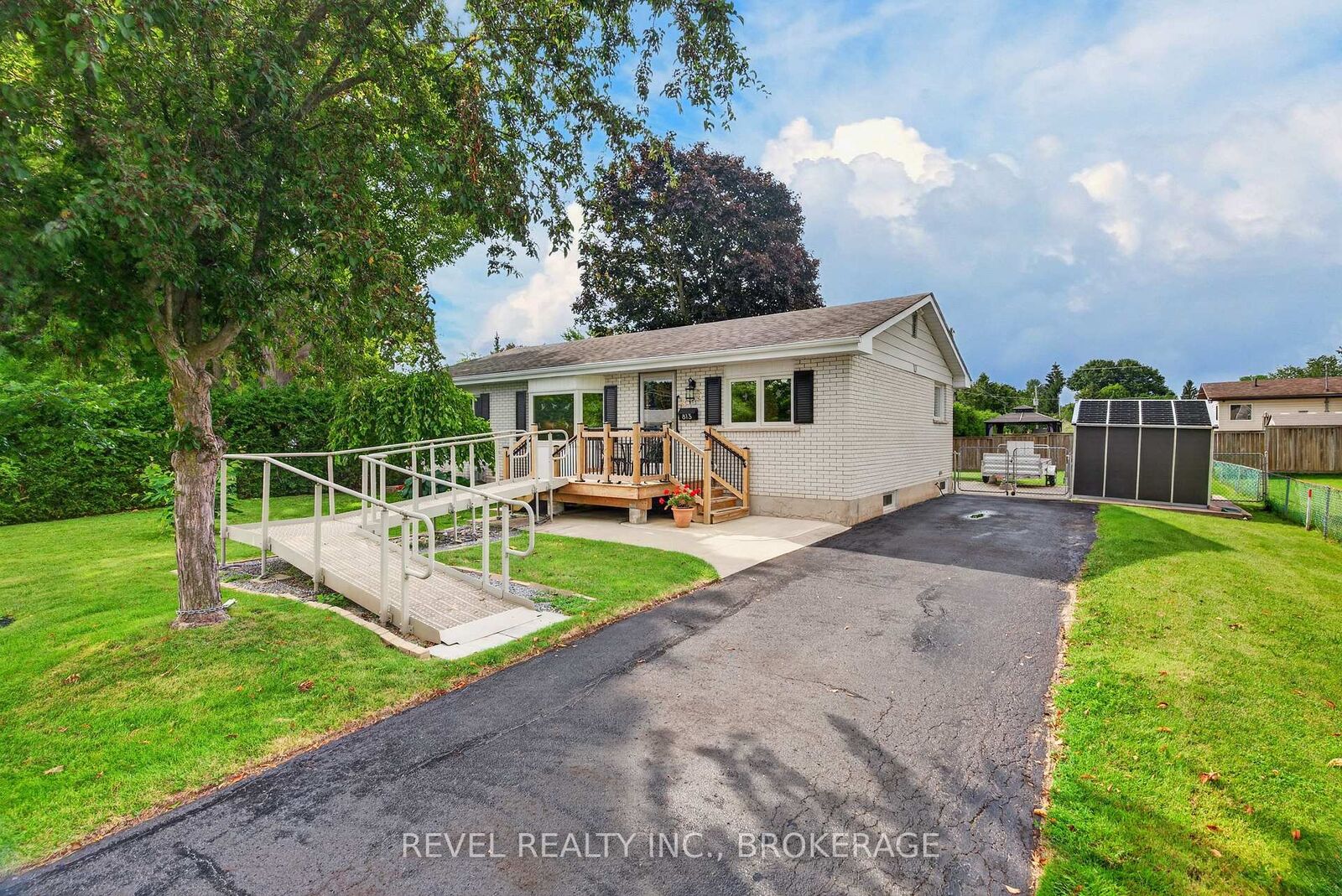 Property Photo: 813 Camberley Crescent ON K7M 4C6