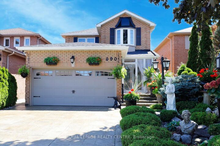 Property Photo: 690 Ashprior Avenue ON L5R 3N8