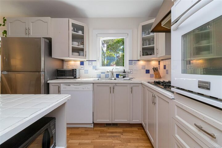 Property Photo:  1601 Haultain St #B  BC V8R 2K6 